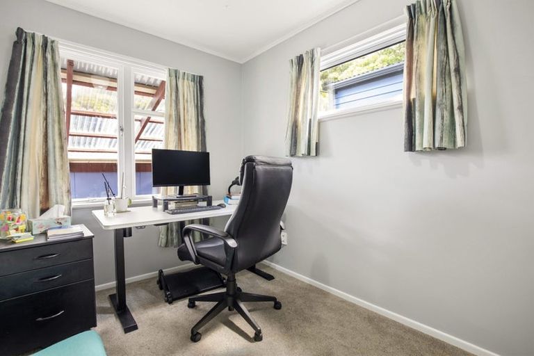 Photo of property in 18 Batchelor Street, Newlands, Wellington, 6037