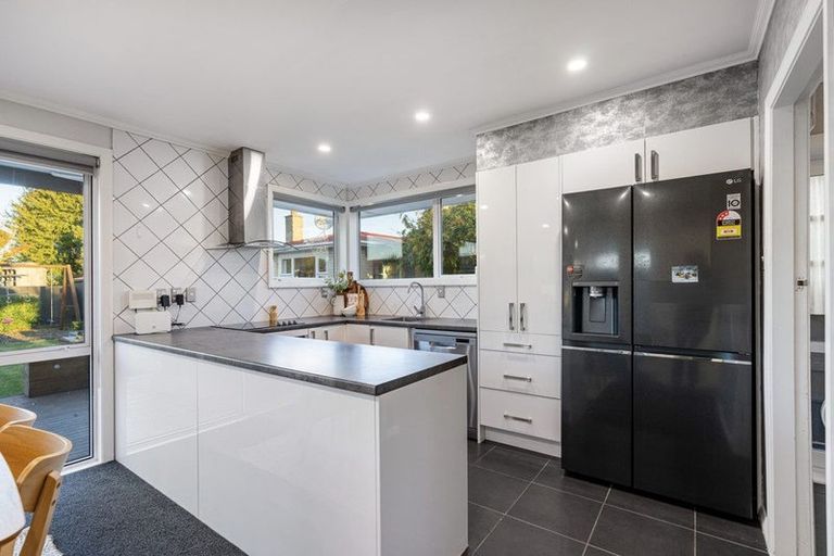 Photo of property in 6 Dymock Place, Bishopdale, Christchurch, 8053