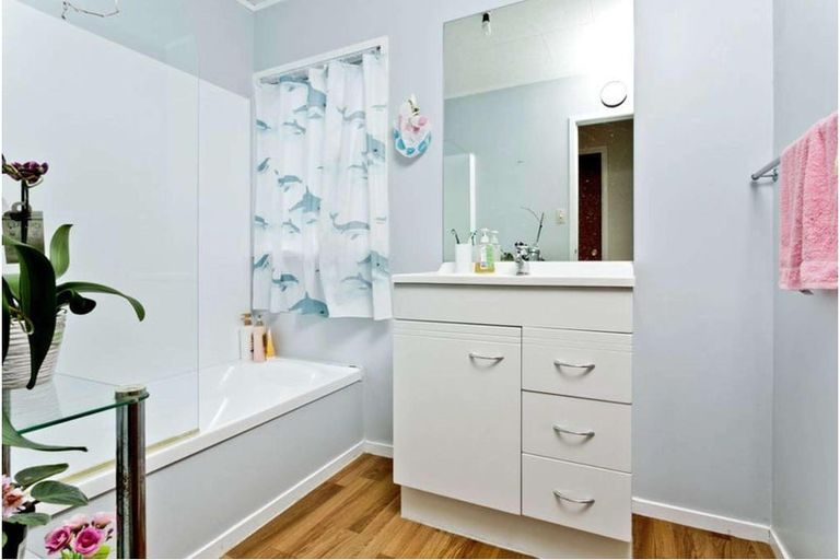 Photo of property in 37 Meadowood Drive, Unsworth Heights, Auckland, 0632