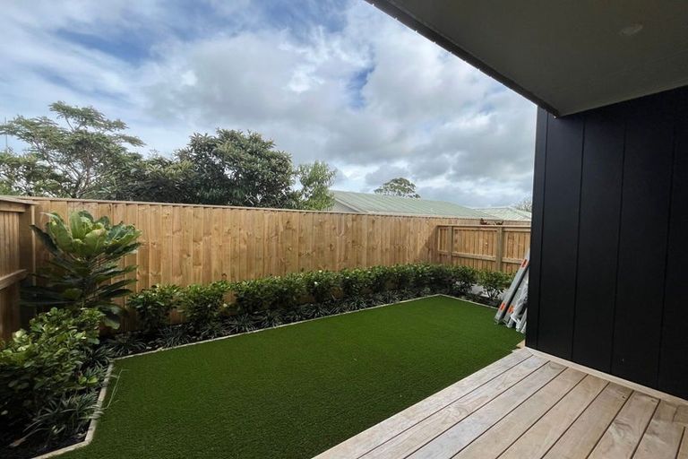 Photo of property in 27f Dawnhaven Drive, Te Atatu Peninsula, Auckland, 0610