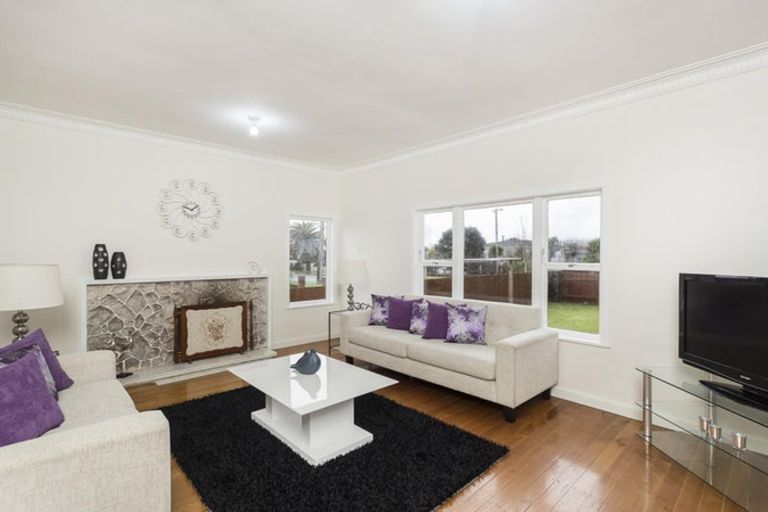 Photo of property in 53 Yeovil Road, Te Atatu Peninsula, Auckland, 0610