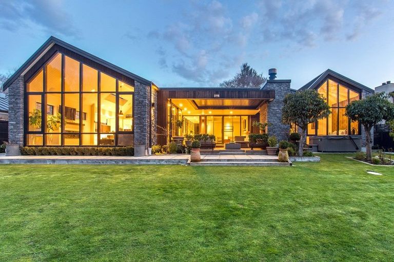 Photo of property in 51 Waiwetu Street, Fendalton, Christchurch, 8052