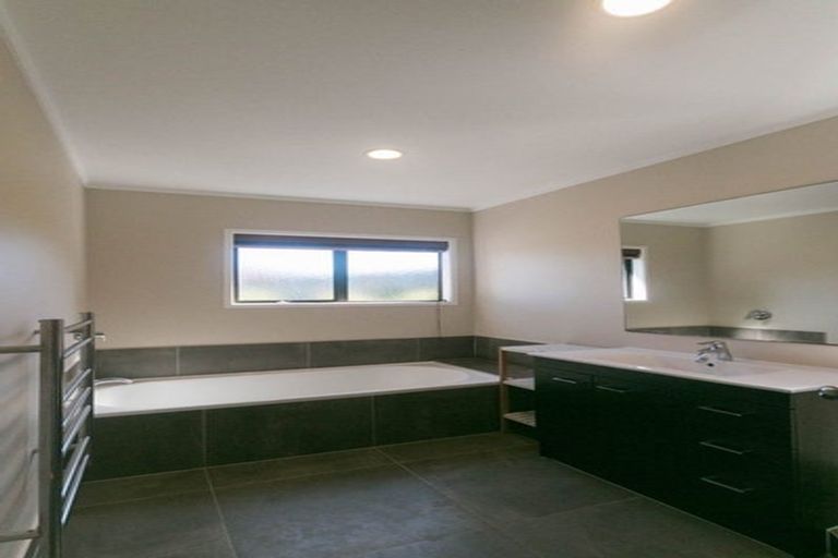 Photo of property in 3 Cairnbrae Court, Northcross, Auckland, 0632