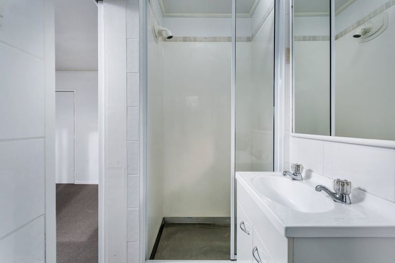 Photo of property in 2/4 Coronation Road, Glenfield, Auckland, 0627