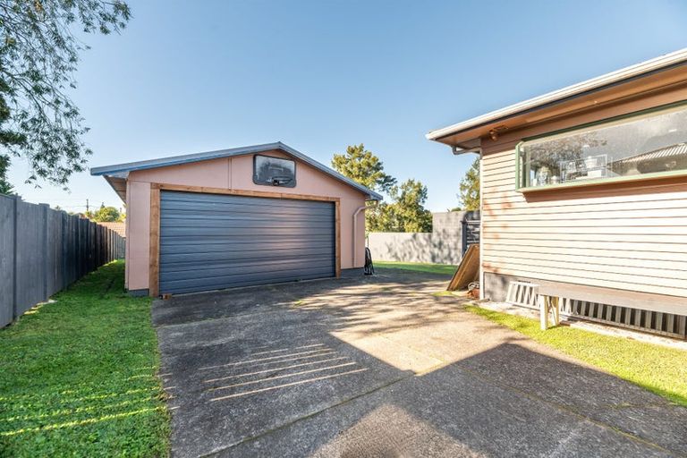 Photo of property in 9 Longburn Road, Henderson, Auckland, 0610