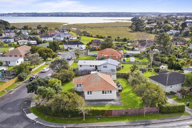 Photo of property in 35 Philomel Crescent, Bayswater, Auckland, 0622