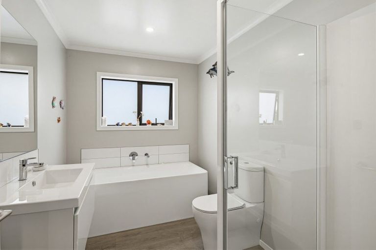 Photo of property in 12 Enereta Road, Otaki, 5512