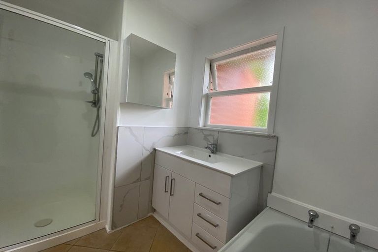 Photo of property in 2/20 Northumberland Avenue, Belmont, Auckland, 0622