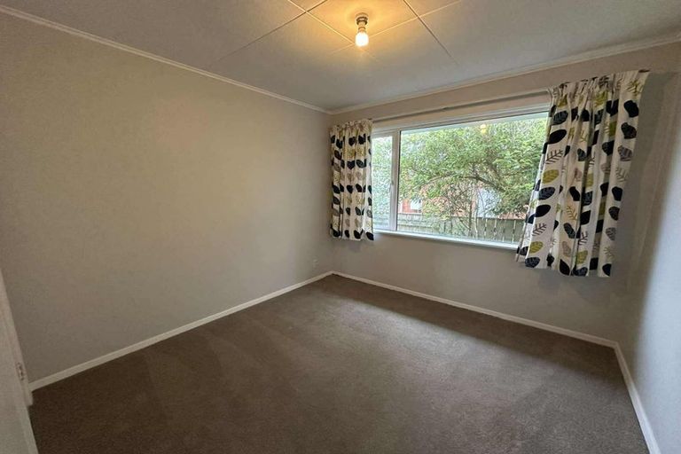 Photo of property in 52 Ruskin Road, Newlands, Wellington, 6037