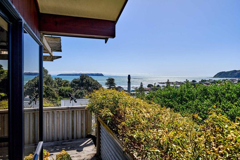 Photo of property in 20 Grays Road, Plimmerton, Porirua, 5026