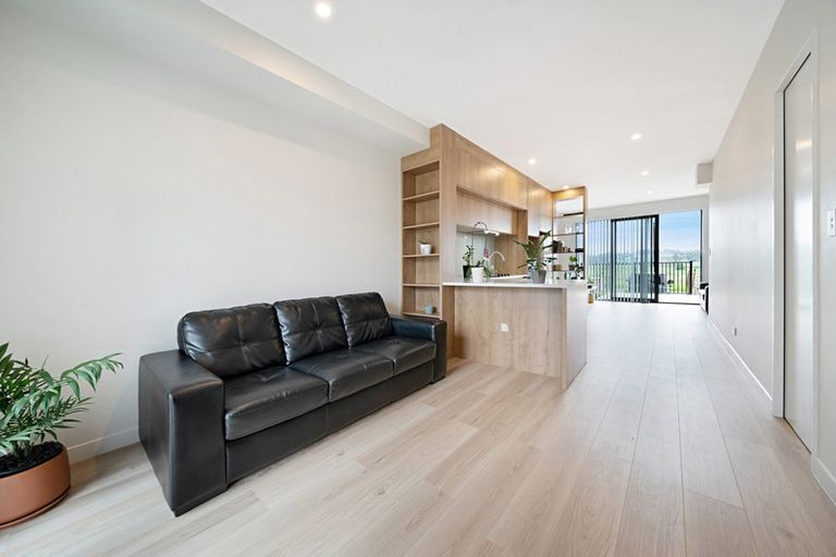Photo of property in 90 Tarapuka Road, Westgate, Auckland, 0814