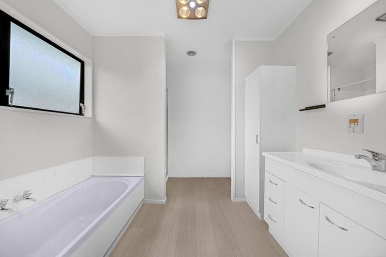 Photo of property in 77 Meadowvale Rise, Titirangi, Auckland, 0604