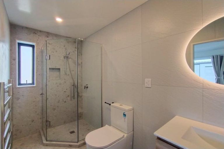 Photo of property in 43b West Harbour Drive, West Harbour, Auckland, 0618