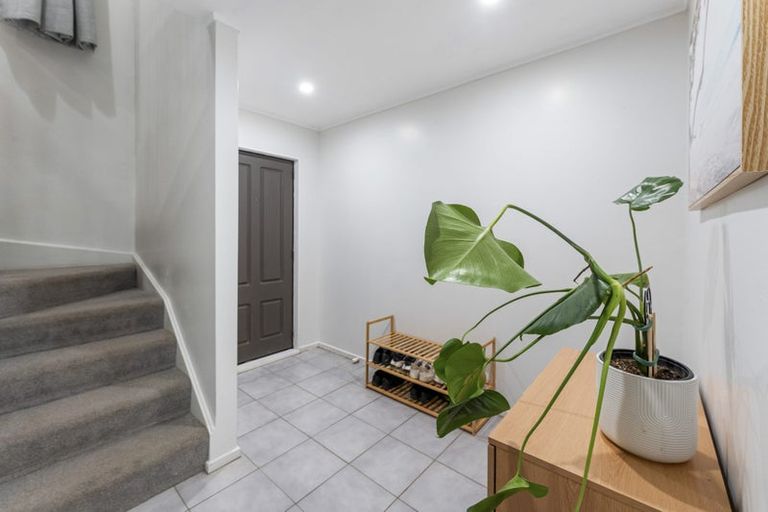 Photo of property in 2/18 Atlantis Place, Totara Vale, Auckland, 0629