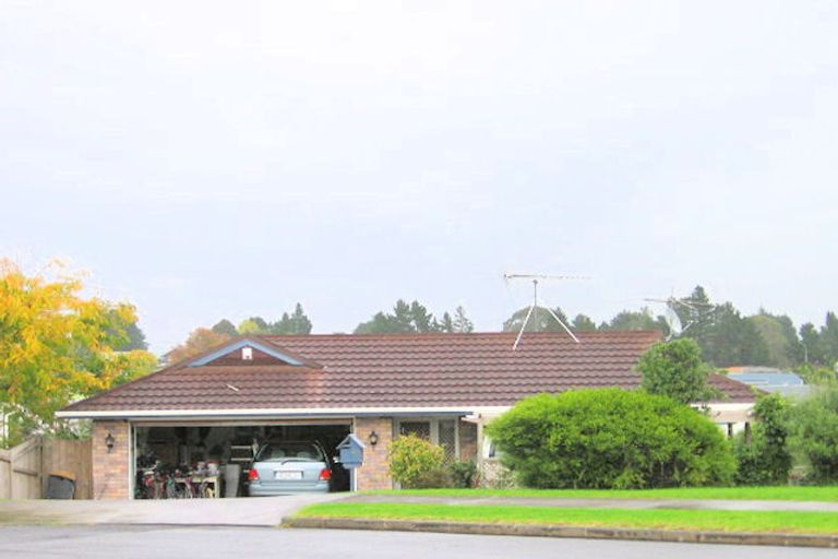 Photo of property in 41 Pinewood Grove, Botany Downs, Auckland, 2010