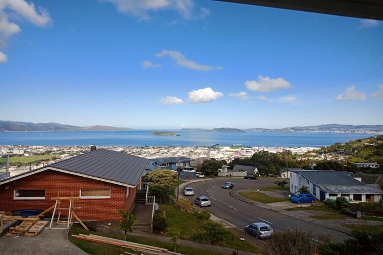 Photo of property in 102 Dowse Drive, Maungaraki, Lower Hutt, 5010