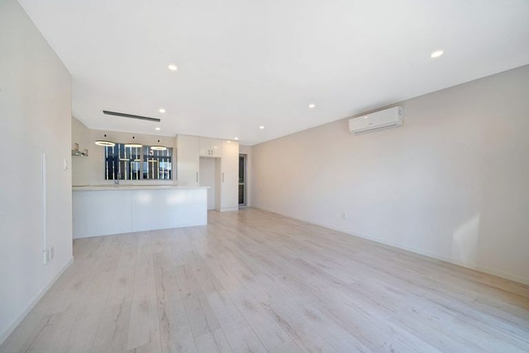 Photo of property in 4035c Great North Road, Glen Eden, Auckland, 0602