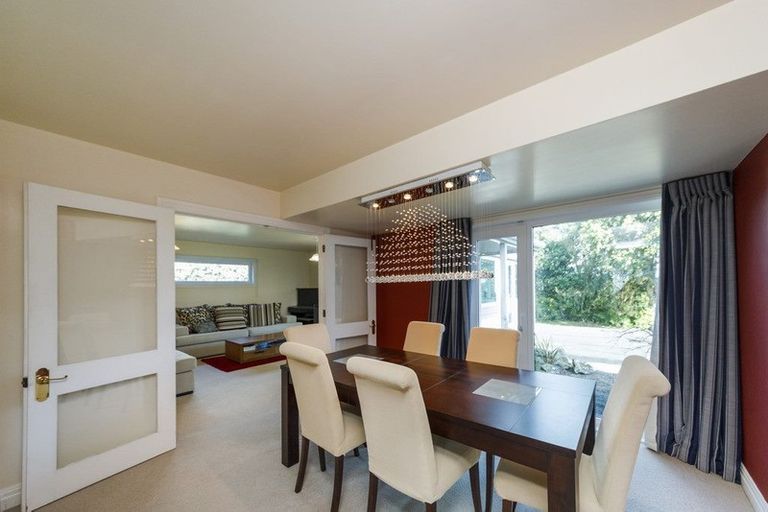 Photo of property in 27 Springdale Grove, Fitzherbert, Palmerston North, 4410