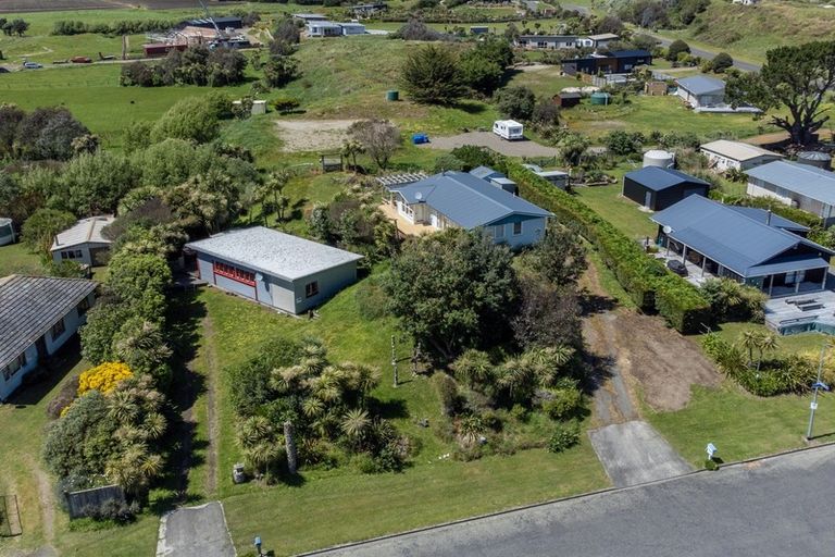 Photo of property in 42 Sarah Street, Waikawa Beach, Levin, 5573
