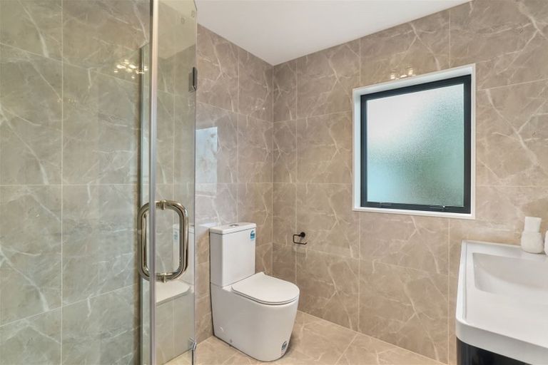 Photo of property in 5b Woodhouse Place, West Harbour, Auckland, 0618