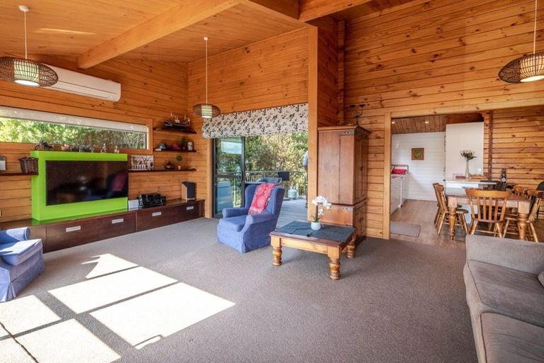 Photo of property in 15 Bayview Crescent, Duvauchelle, 7581