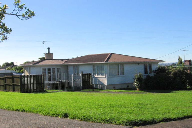 Photo of property in 14 Wakeling Avenue, Te Atatu South, Auckland, 0610