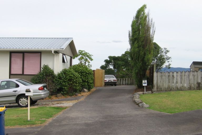 Photo of property in 2/4 Hanson Place, West Harbour, Auckland, 0618