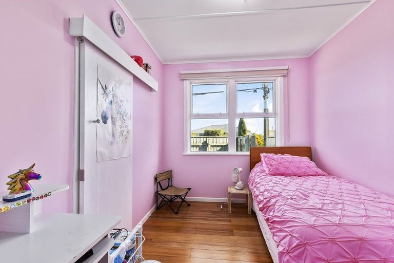 Photo of property in 2 Kenmore Street, Newlands, Wellington, 6037