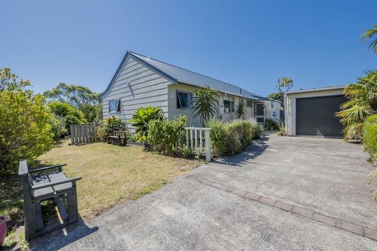 Photo of property in 36 Freyberg Crescent, Waikanae Beach, Waikanae, 5036