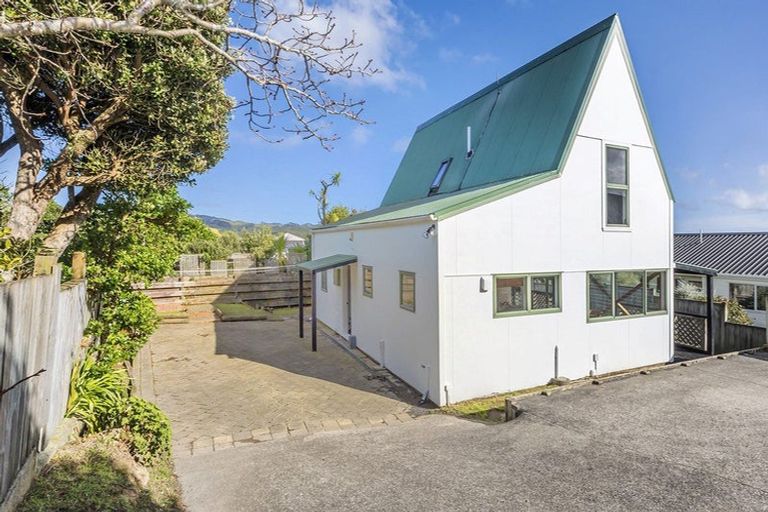 Photo of property in 117 Gloaming Hill, Titahi Bay, Porirua, 5022