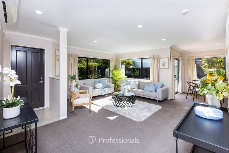 Photo of property in 17 Aragon Grove, Kingsley Heights, Upper Hutt, 5018