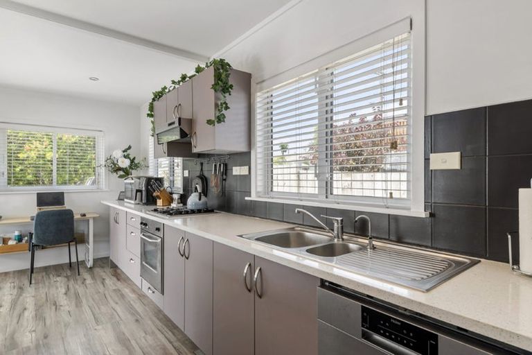 Photo of property in 34 Tiri Tiri Road, Birkdale, Auckland, 0626