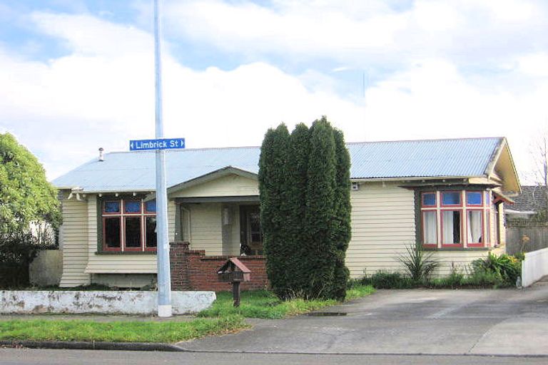 Photo of property in 49-51 Limbrick Street, Terrace End, Palmerston North, 4410