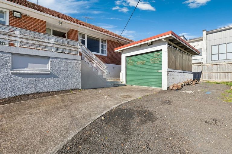 Photo of property in 23 Humphrey Kemp Avenue, Henderson, Auckland, 0612