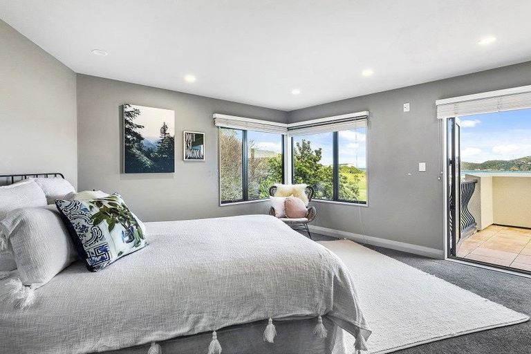 Photo of property in 5 Bunker Way, Strathmore Park, Wellington, 6022