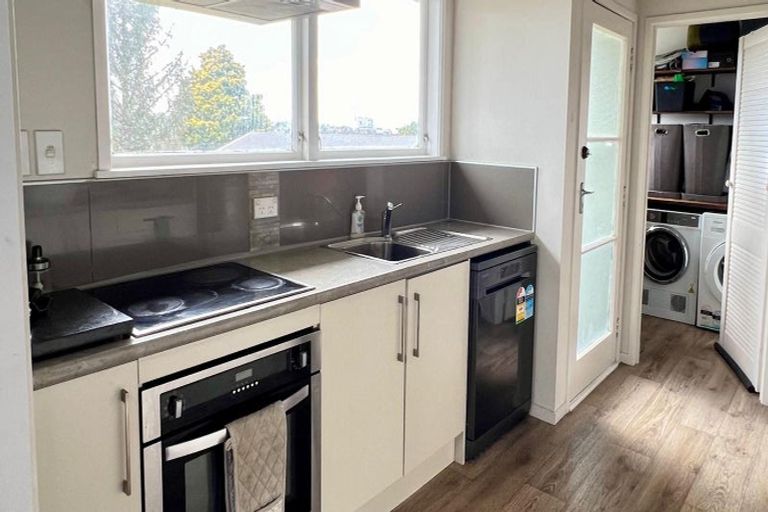 Photo of property in 32 Sunvue Road, Glen Eden, Auckland, 0602