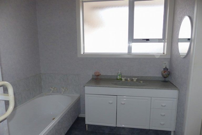 Photo of property in 76 Rhodes Street, Waimate, 7924