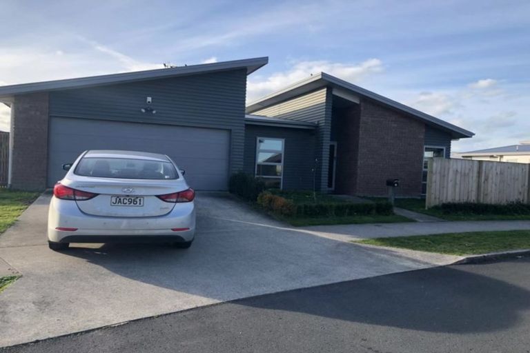 Photo of property in 17 Chadwick Place, Rototuna North, Hamilton, 3210