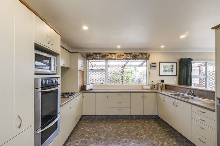 Photo of property in 5 Wairau Place, Kelvin Grove, Palmerston North, 4414