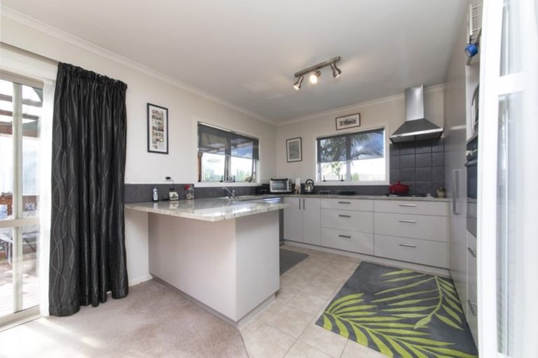 Photo of property in 87c Triangle Road, Massey, Auckland, 0614