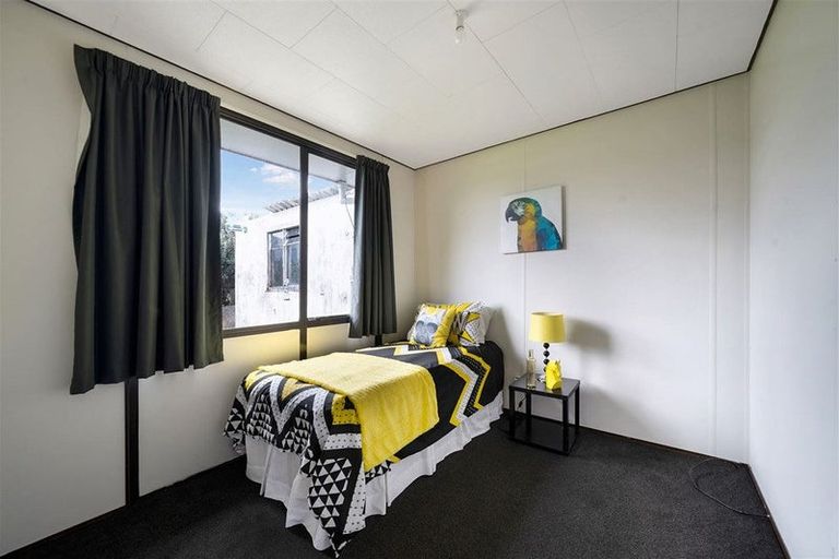 Photo of property in 2/76 Parrs Cross Road, Henderson, Auckland, 0612