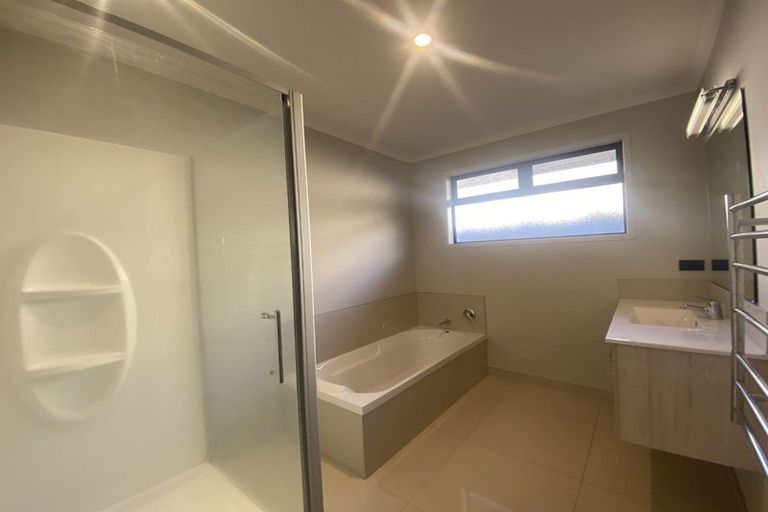 Photo of property in 28 Queens Road, Glen Avon, New Plymouth, 4312