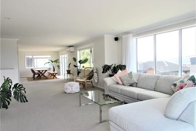 Photo of property in 10 Cromwell Point, Newlands, Wellington, 6037