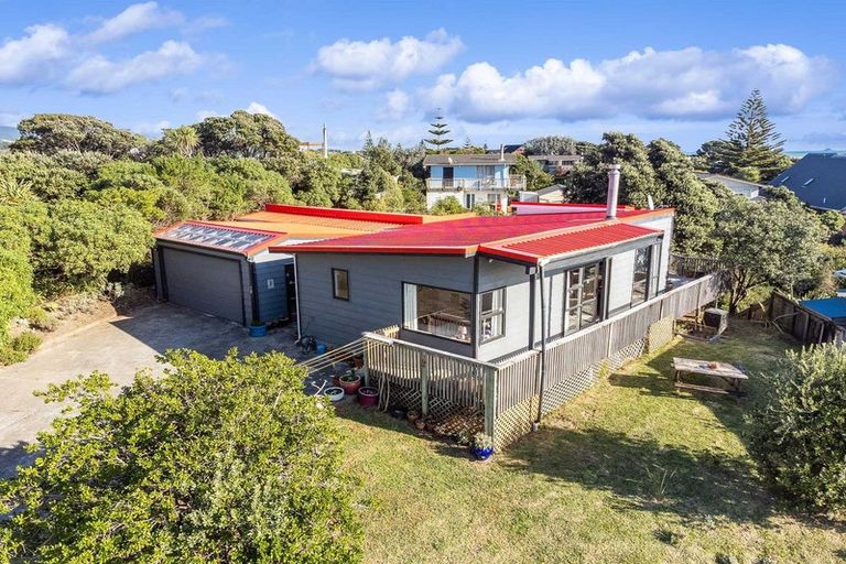 Photo of property in 16 Frances Street, Waikanae Beach, Waikanae, 5036
