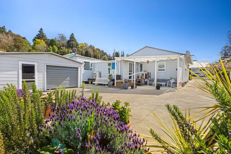 Photo of property in 8 Paraekaretu Street, Hunterville, 4730