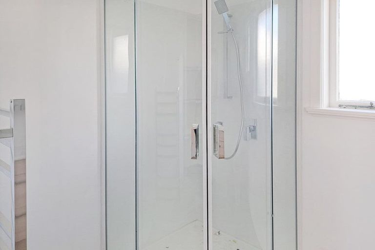 Photo of property in 2 Vera Road, Te Atatu South, Auckland, 0610