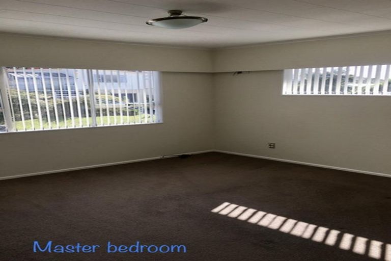 Photo of property in 34 Somes Crescent, Newlands, Wellington, 6037