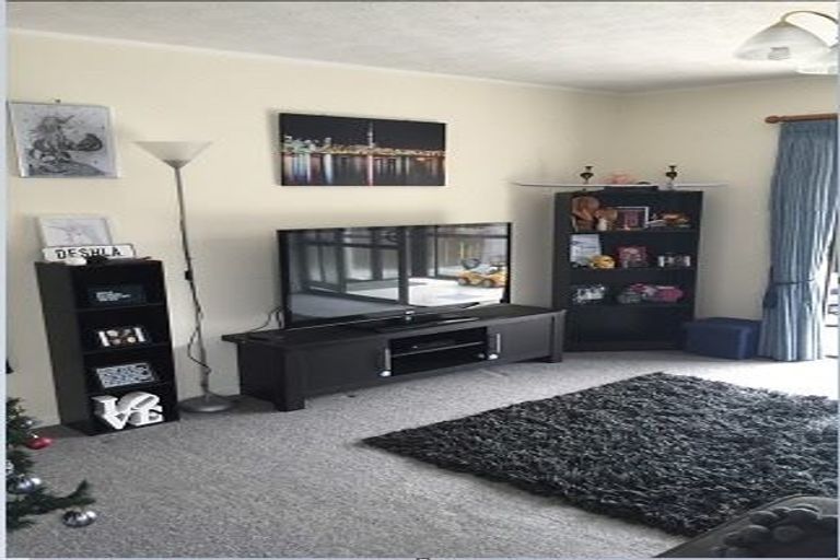 Photo of property in 1/17 Orchid Place, Te Atatu South, Auckland, 0610