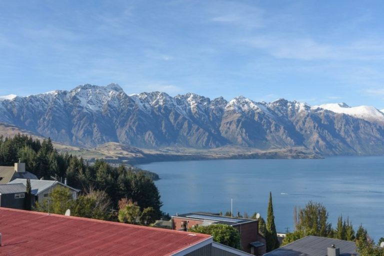 Photo of property in 60b Wynyard Crescent, Fernhill, Queenstown, 9300