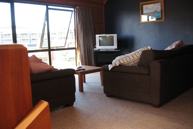 Photo of property in 4/52 Kelburn Parade, Kelburn, Wellington, 6012